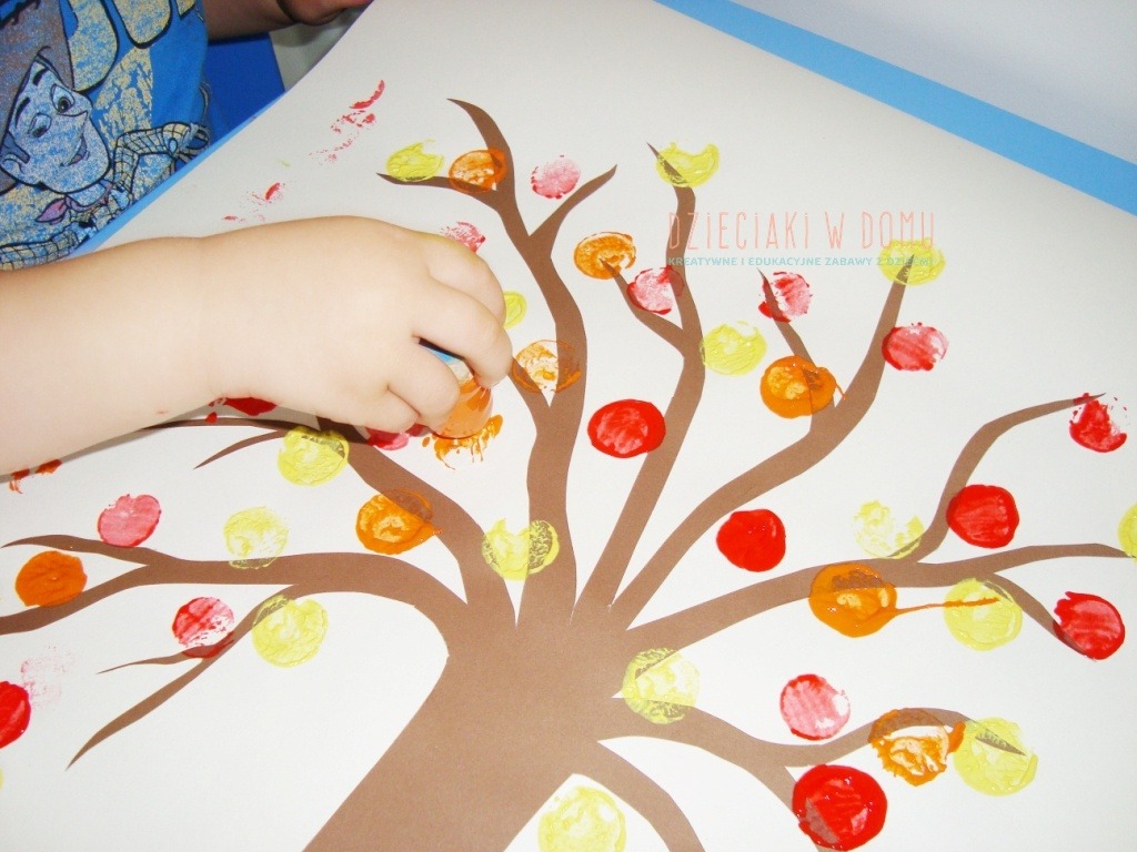 jesienne drzewko ze stempelków - praca plastyczna dla dzieci
