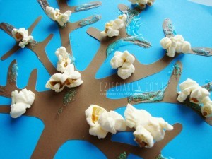 zimowe drzewko z popcornu - pomysł na pracę plastyczną