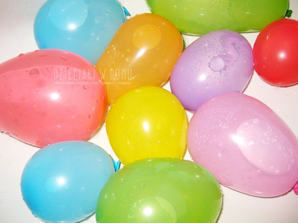 balony na wodę - zabawa dla dzieci podczas kąpieli