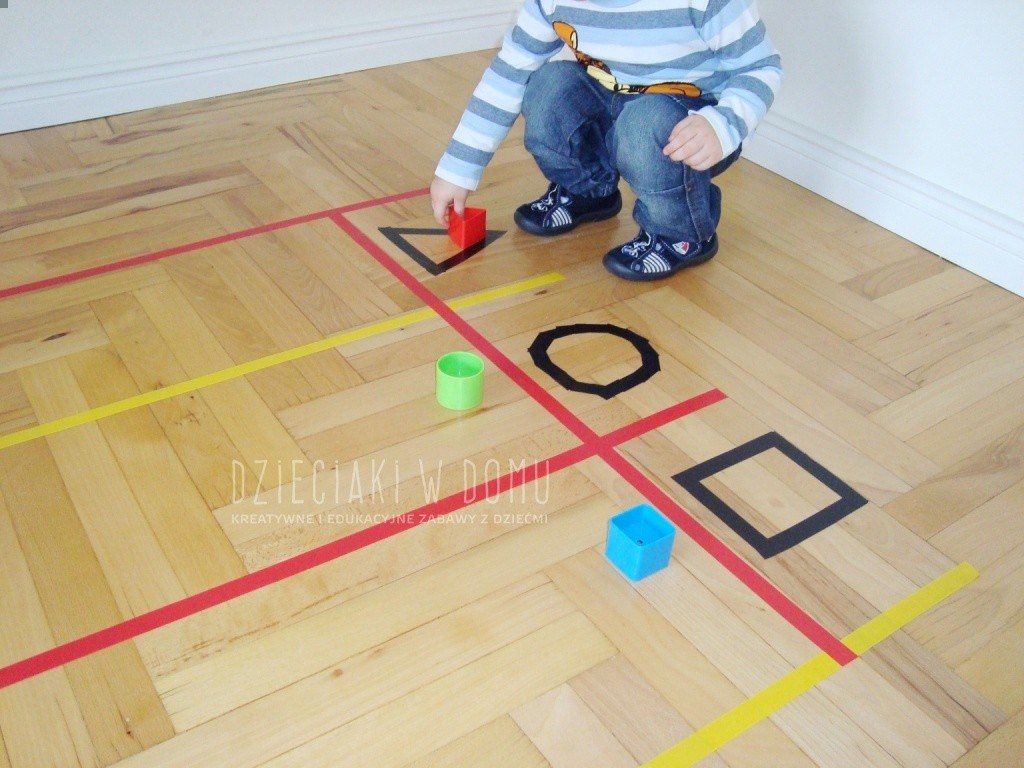 szukanie figur geometrycznych - edukacyjna zabawa dla dzieci