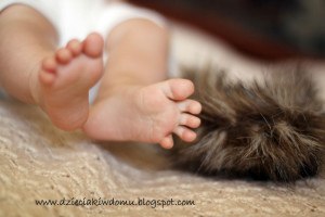 masaż niemowlęcia materiałami o różnych fakturach