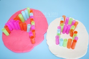Literki ze słomek w ciastolinie - kreatywna zabawa dla dzieci