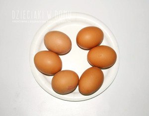 jak odróżnić jajo ugotowane od surowego - eksperyment