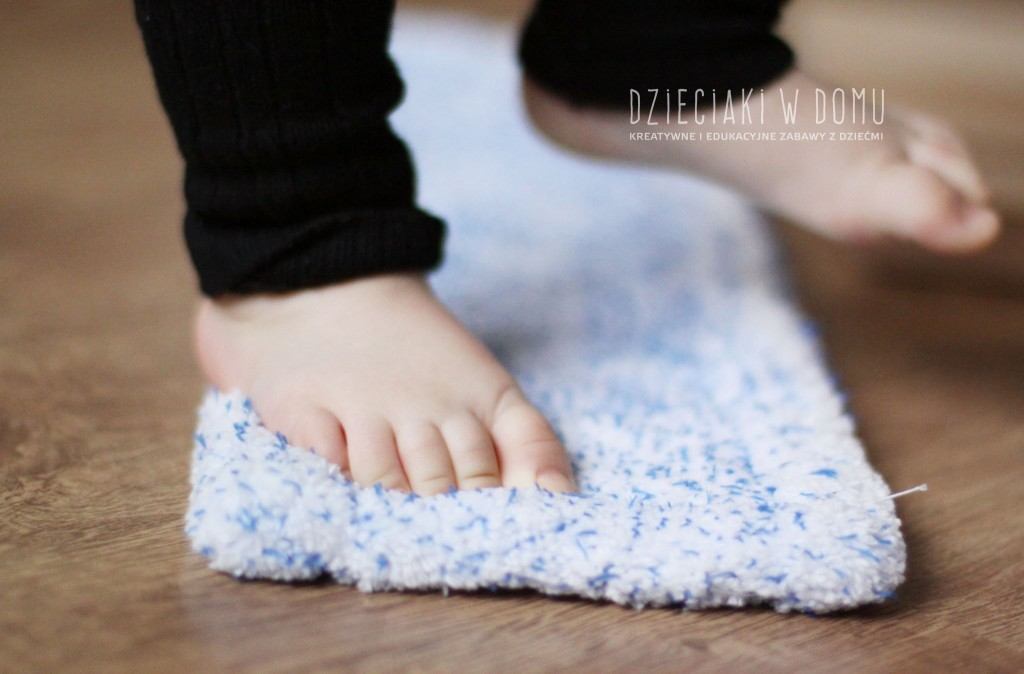 masaż stóp - zabawa sensoryczna dla dzieci
