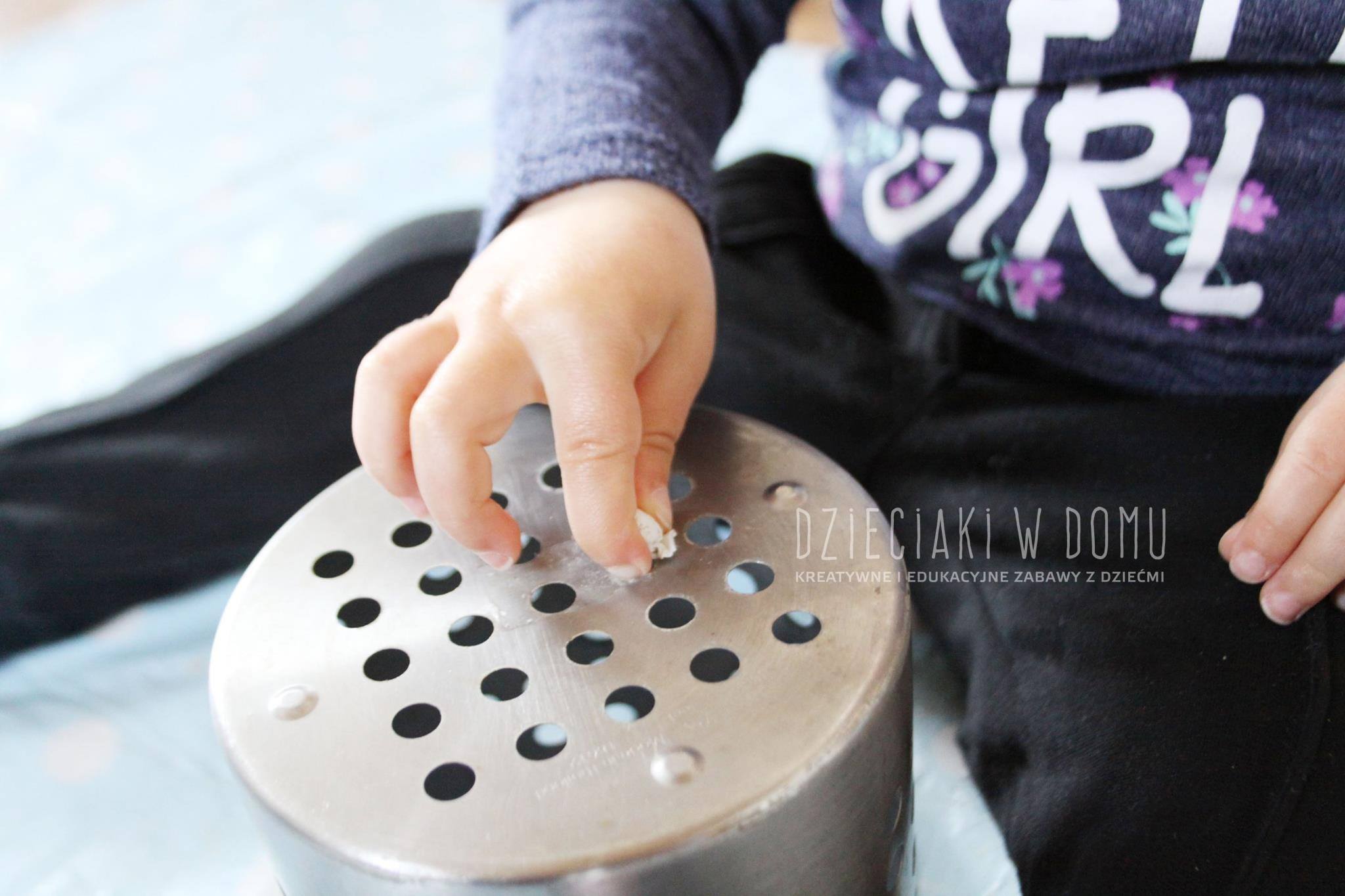 kuleczki do dziurki -kreatywna zabawa, ćwiczenie paluszków dla małych dzieci
