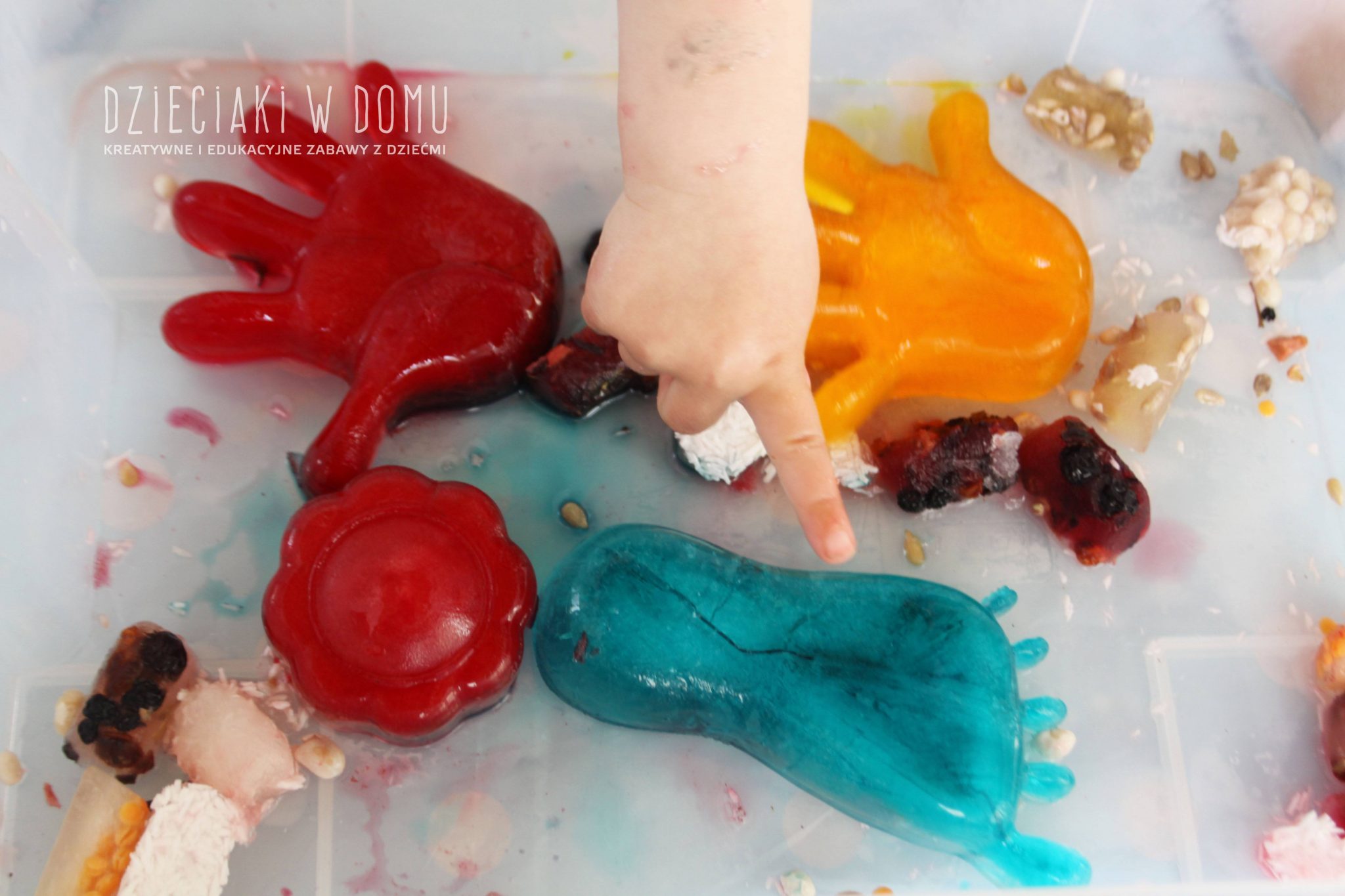 Lód pełen kolorów, smaku i faktur - zabawa sensoryczna dla maluchów