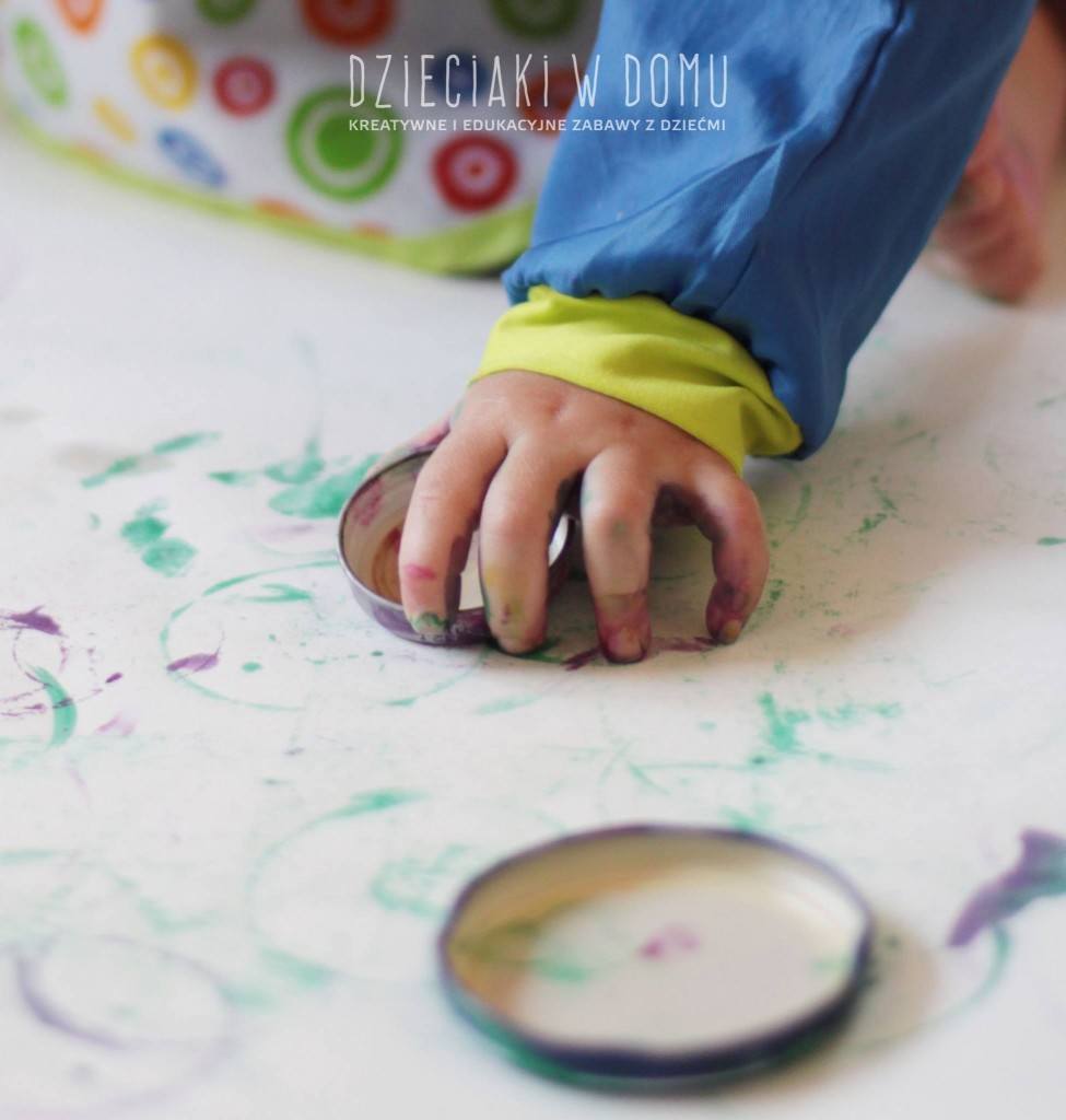 malowanie pokrywkami kreatywna zabawa dla dzieci