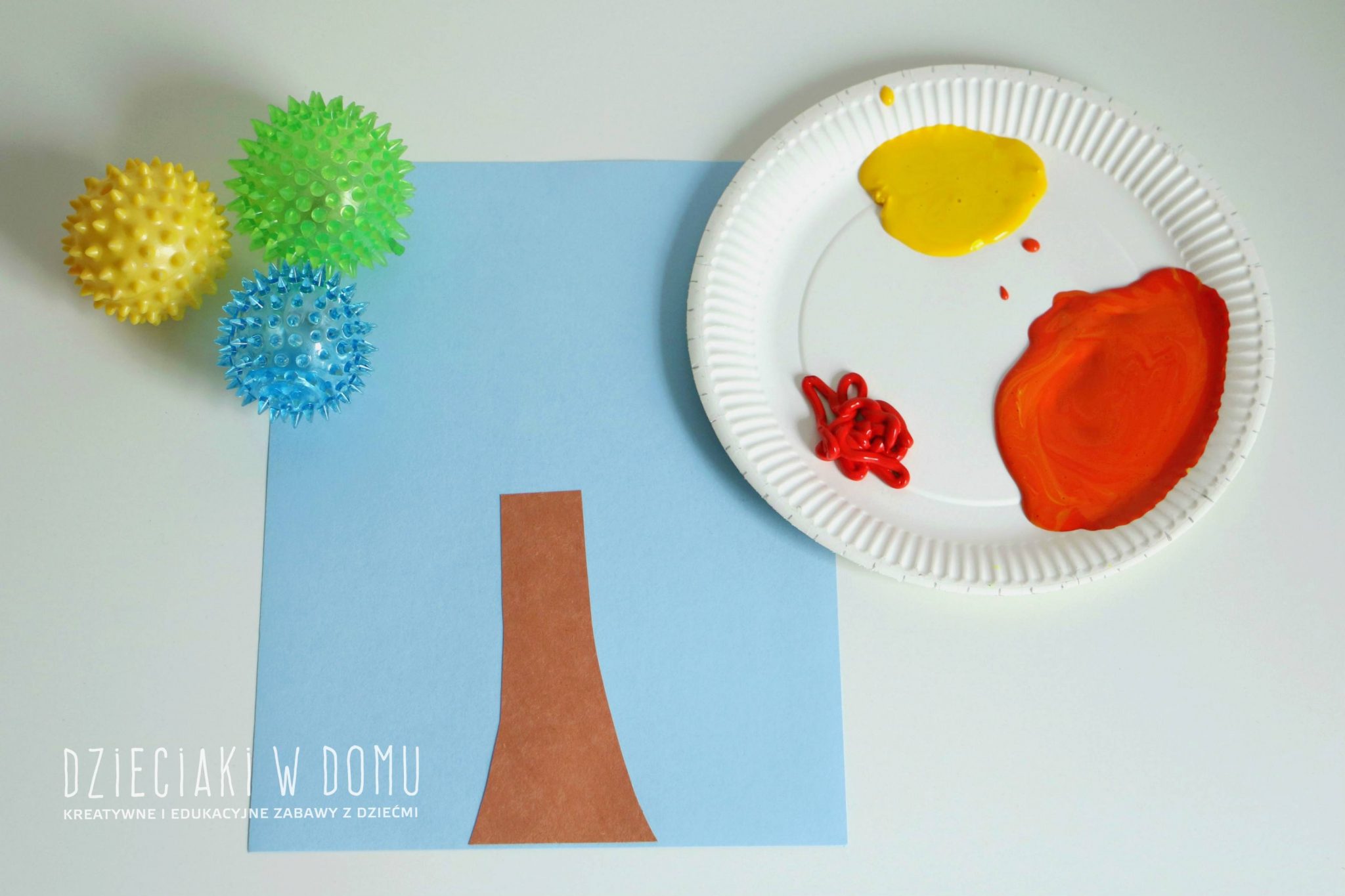 jesienne drzewo malowane piłeczkami - praca plastyczna dla dzieci