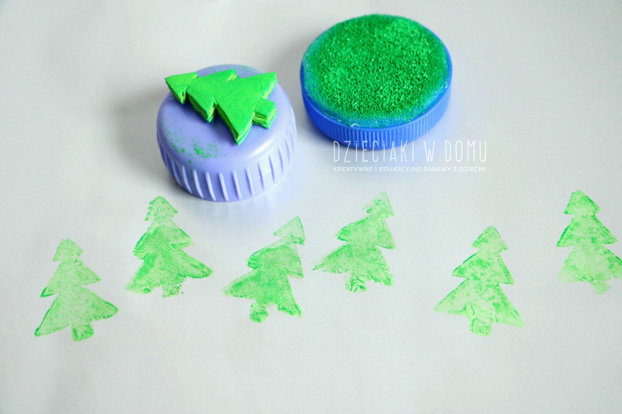 Stempeki dla dzieci zrobione z nakrętek domowym sposobem DIY - zestaw świąteczny - choinka