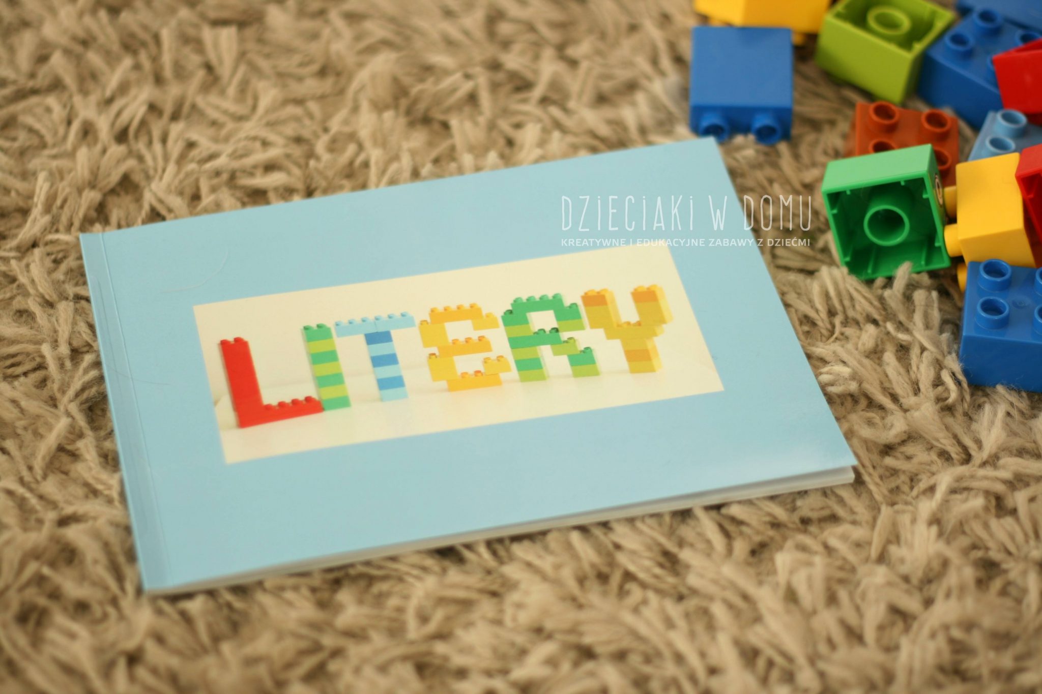 litery z klocków Duplo - zabawa dla dzieci, książeczka