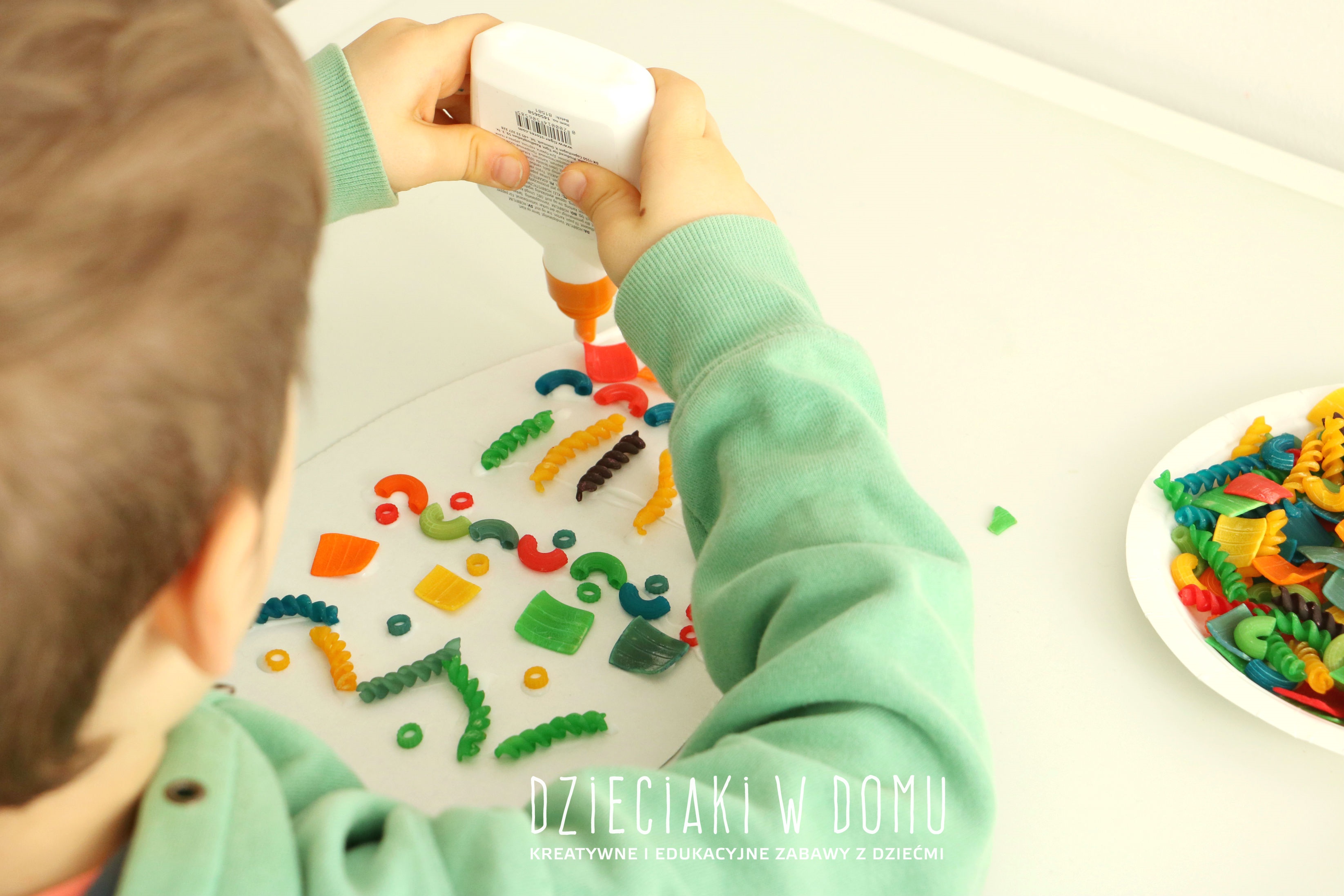 pisanki wyklejane kolorowym makaronem - praca plastyczna dla dzieci